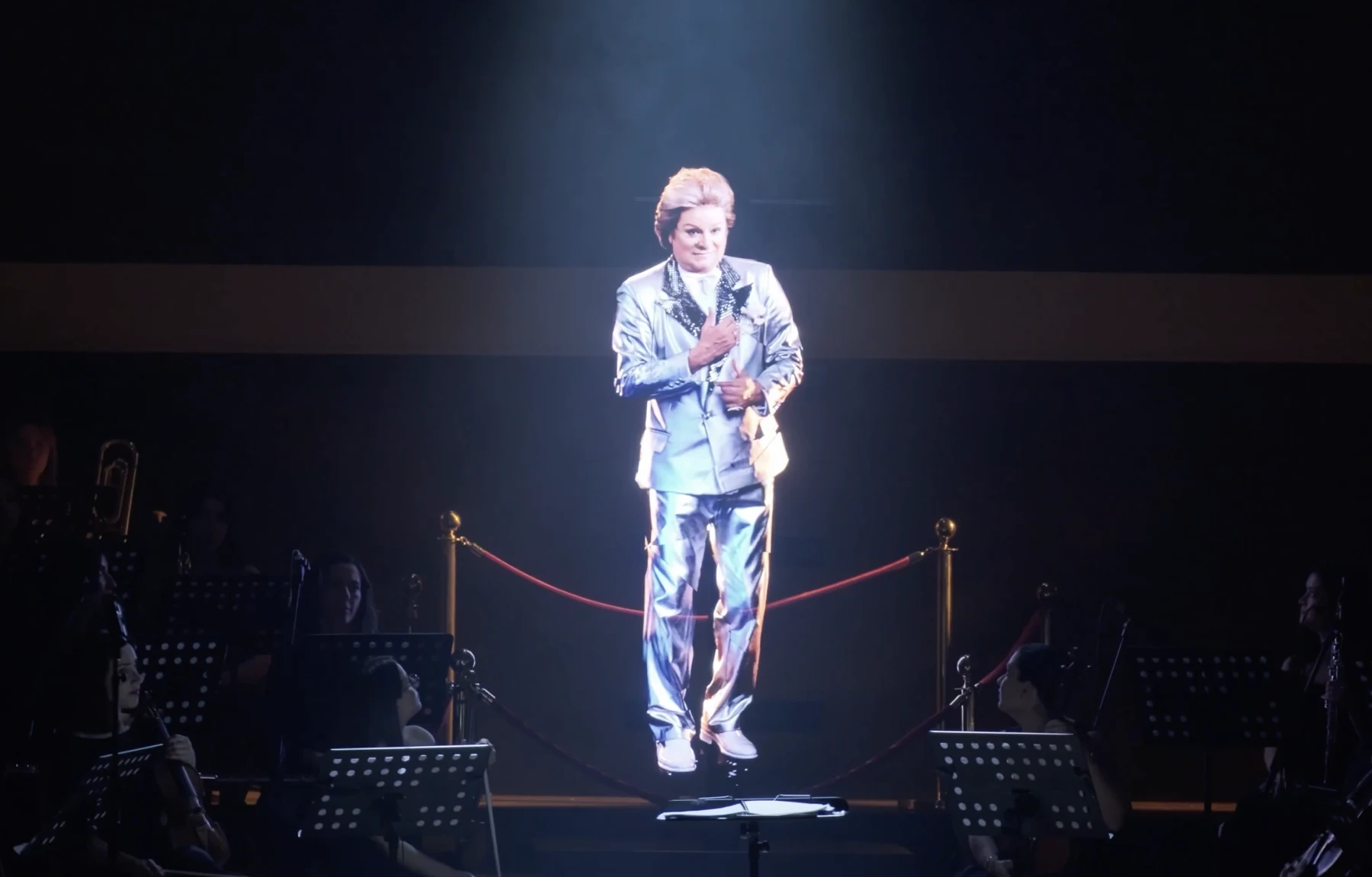 Orkestra önünde sahnelenen insan hologramı